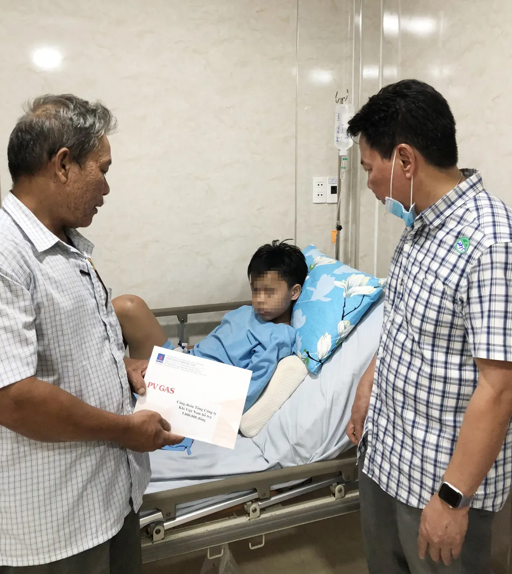 PV GAS thăm hỏi học sinh bị tai nạn trong vụ cây phượng bật gốc ở Trường THCS Bạch Đằng ảnh 1