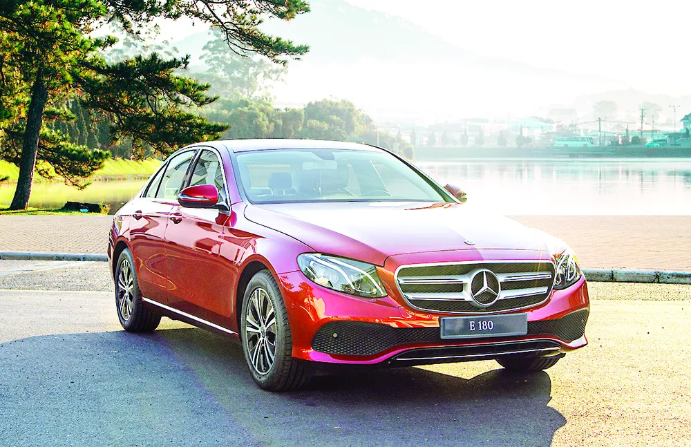 Mercedes-Benz E 180 giá dưới 2,1 tỷ đồng tại Việt Nam có gì?  ảnh 1