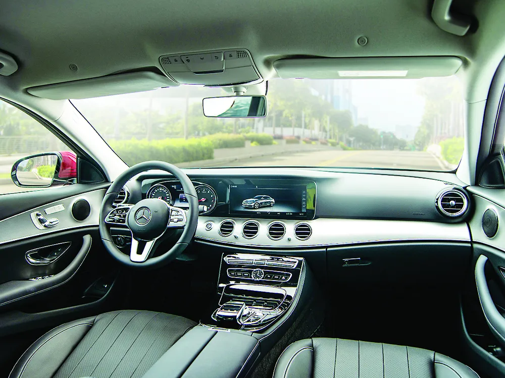 Mercedes-Benz E 180 giá dưới 2,1 tỷ đồng tại Việt Nam có gì?  ảnh 2