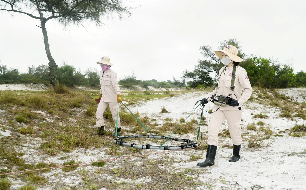 Những cô gái “săn” bom chùm ảnh 1