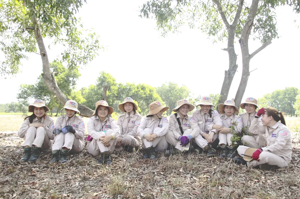 Những cô gái “săn” bom chùm ảnh 2