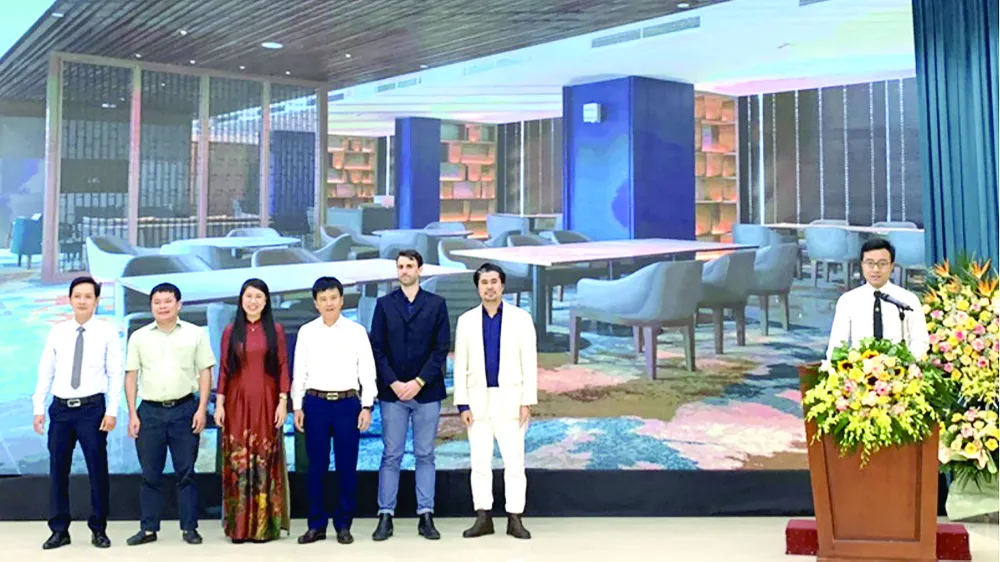 Đại diện chủ đầu tư và Hòa Bình đón nhận danh hiệu Công trình Xuất sắc nhất 2020