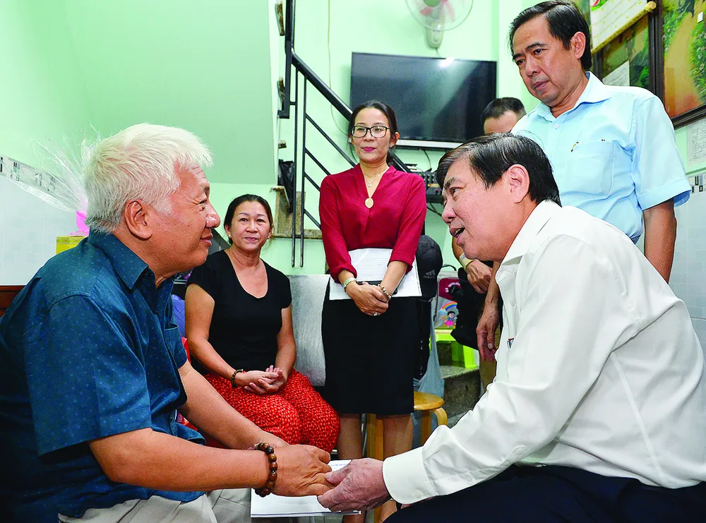 Lãnh đạo TPHCM thăm các gia đình chính sách ảnh 1