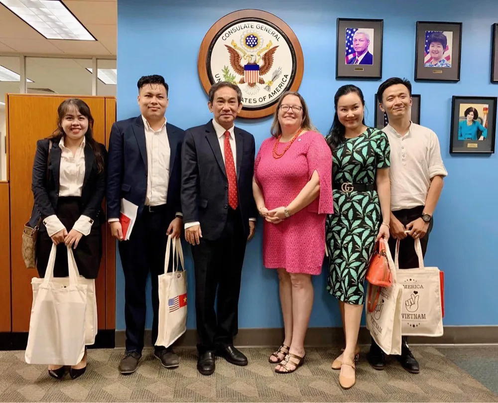 Bà Marie C. Damour - Tổng Lãnh sự Hoa Kỳ và NGND.PGS.TS Hồ Thanh Phong – Hiệu trưởng Đại học Quốc tế Hồng Bàng cùng các thầy cô tại Lãnh sự quán Hoa Kỳ