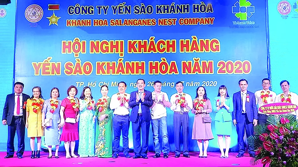 Ông Nguyễn Anh Hùng - Chủ tịch HĐTV Công ty Yến Sào Khánh Hòa Khánh Hòa (thứ 8 từ trái sáng) chụp hình lưu niệm cùng với các đại lý, nhà phân phối tiêu biểu