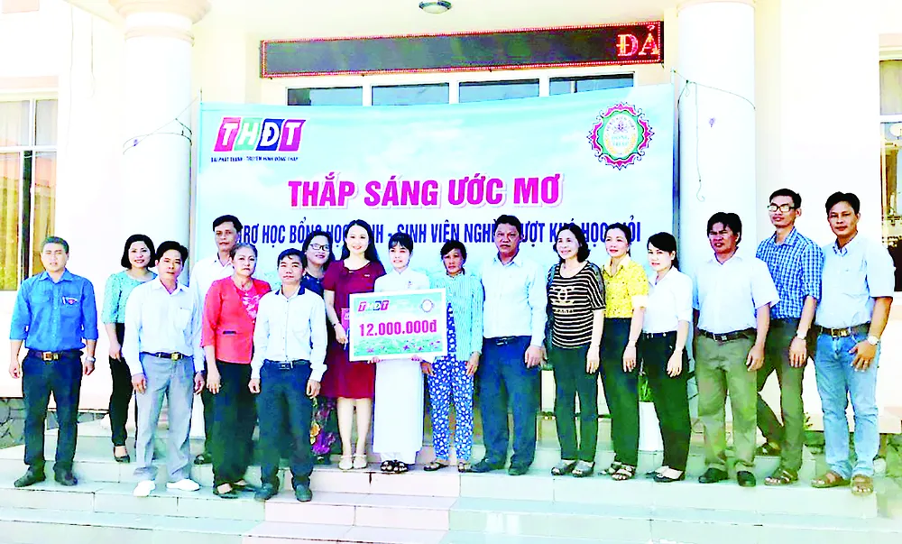 Công ty TNHH MTV Xổ số kiến thiết Đồng Tháp trao học bổng “Thắp sáng ước mơ” tại huyện Tháp Mười ảnh 1