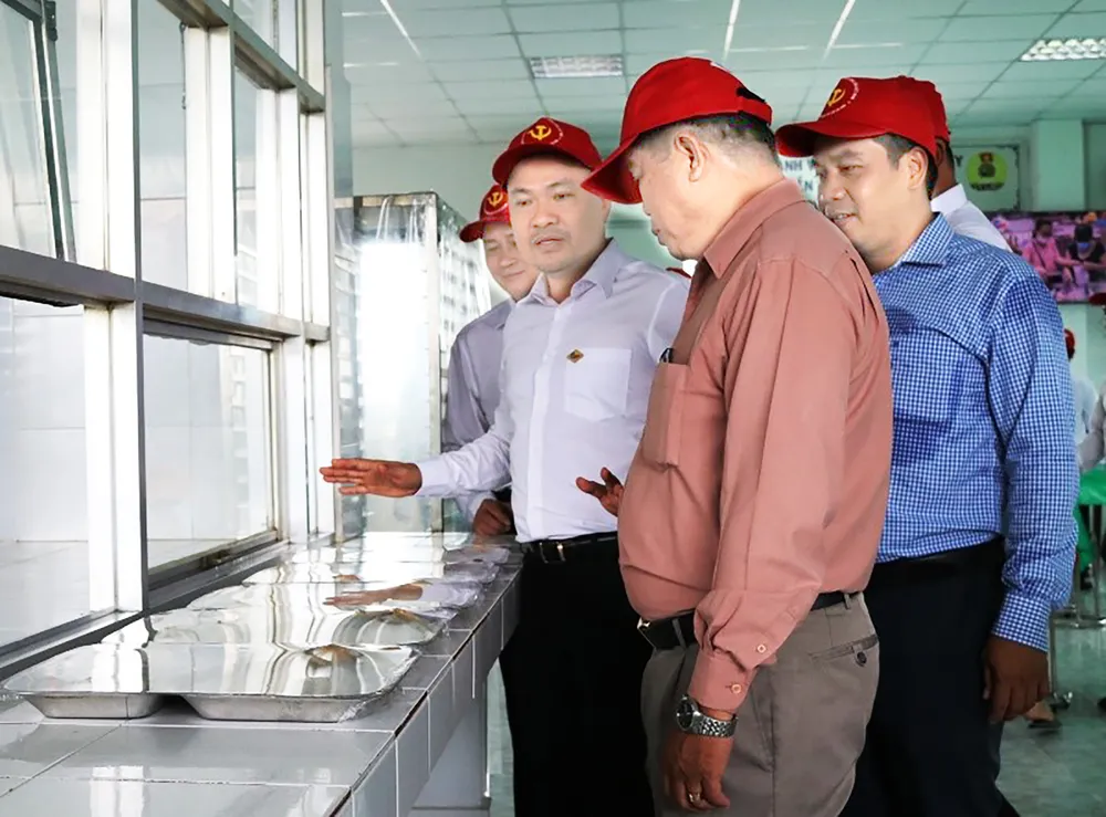 “Nhà ăn tập thể” với mong muốn từng bước nâng cao hơn nữa chất lượng bữa ăn của người lao động “Sạch an toàn - Giàu dinh dưỡng” 