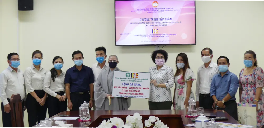 Chủ tịch Ủy ban MTTQ Việt Nam TPHCM Tô Thị Bích Châu tiếp nhận bảng trao quà từ  Sư cô Thích Nữ Giới Tánh - Giám đốc Trung tâm Văn hóa Phật Giáo Việt Nam, Chủ tịch Hội Phật tử Việt Nam tại Hàn Quốc. Ảnh: VIỆT NGA