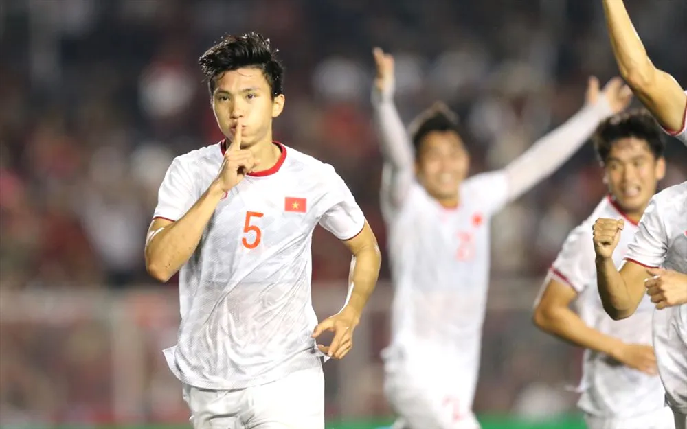 Đoàn Văn Hậu (5) được xem là thủ lĩnh mới của đội tuyển U22 Việt Nam. Ảnh: DŨNG PHƯƠNG