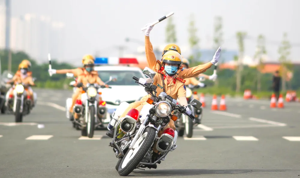 Bóng hồng dẫn đoàn ảnh 1