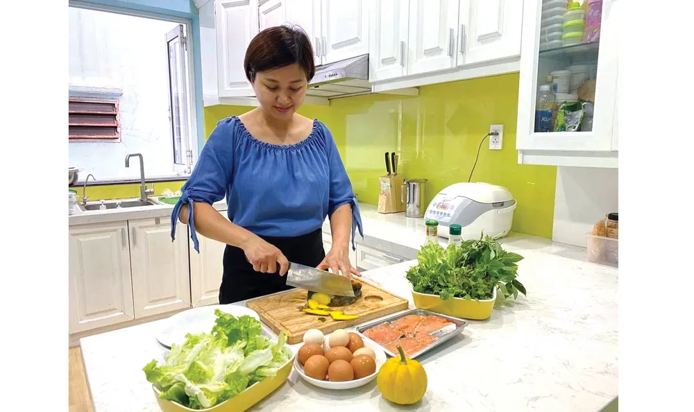 Không ít người vợ, người mẹ luôn băn khoăn trong căn bếp với câu hỏi: Hôm nay ăn gì? . Ảnh: HOÀNG HÙNG