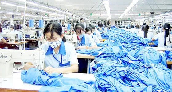 Sản xuất hàng thể thao xuất khẩu vào EU tại Công ty Garmex Sài Gòn. Ảnh: MỸ HẠNH