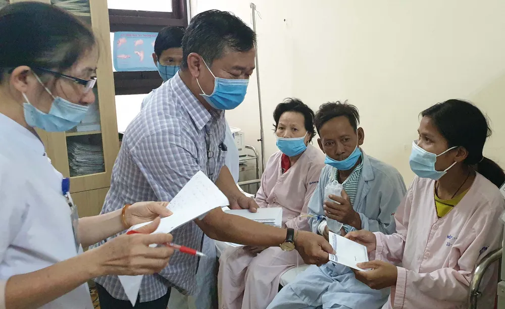 Sẻ chia khó khăn cùng đồng bào ảnh 1