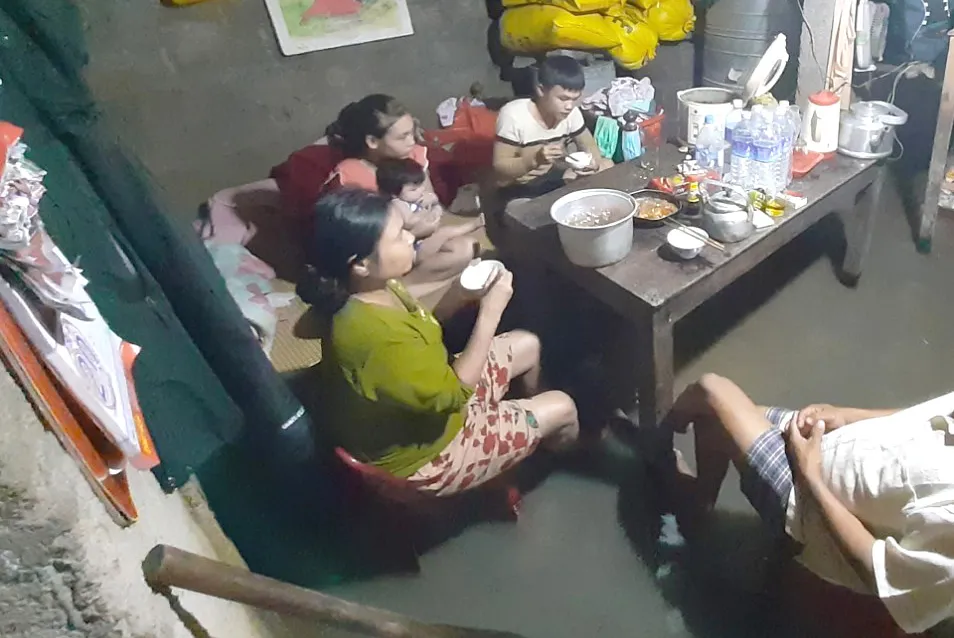 Bão dồn, lũ dập miền Trung  ảnh 4