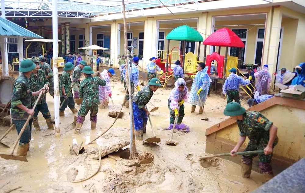 Bão dồn, lũ dập miền Trung  ảnh 5