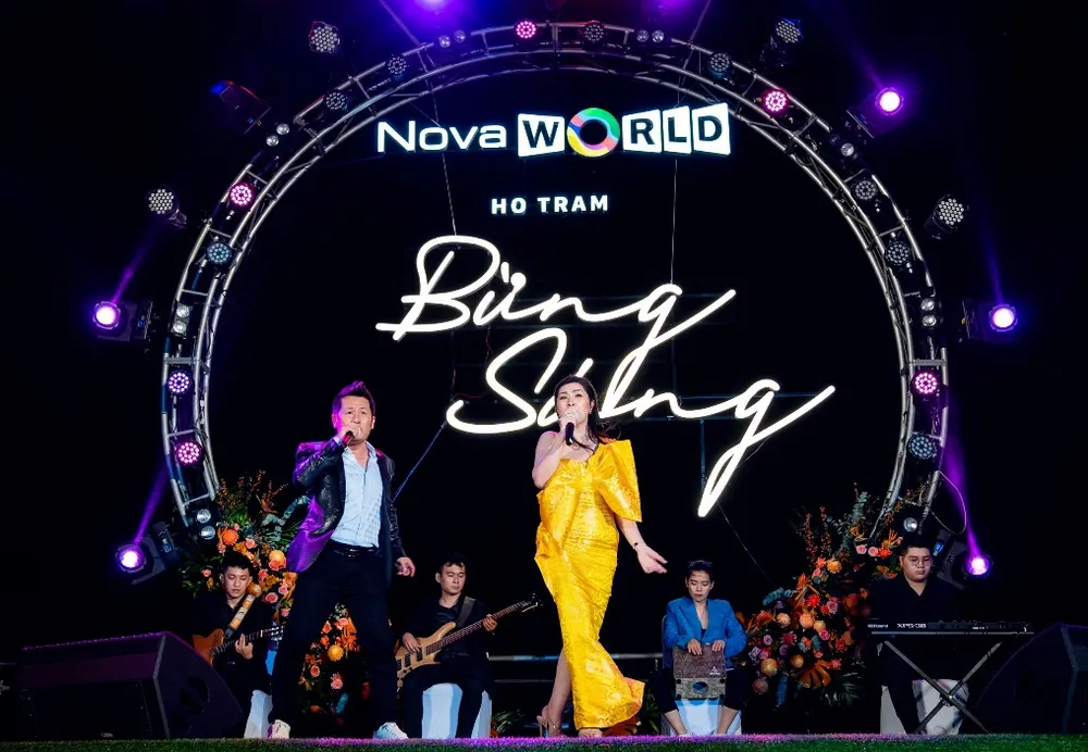 Bằng Kiều thể hiện loạt bài hit trên sân khấu biển Hồ Tràm ảnh 3