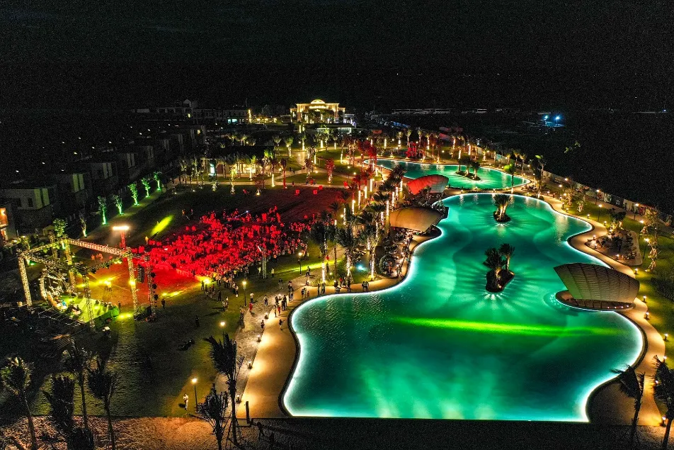 Bằng Kiều thể hiện loạt bài hit trên sân khấu biển Hồ Tràm ảnh 8