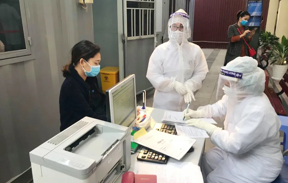  Nhân viên y tế làm thủ tục thăm khám cho người bệnh tại khu vực phòng khám "dã chiến" của Bệnh viện Phụ sản Trung ương. Ảnh: ncov.moh.gov.vn