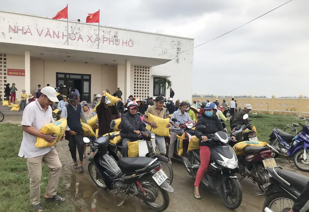 Trao tặng 280 tấn phân bón Phú Mỹ hỗ trợ bà con bị thiệt hại do bão lũ ảnh 2