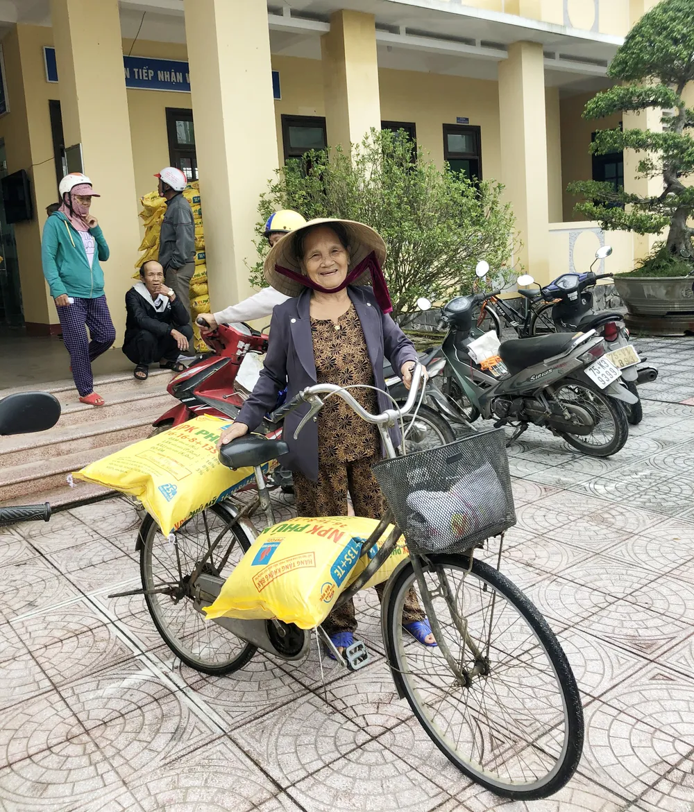 Trao tặng 280 tấn phân bón Phú Mỹ hỗ trợ bà con bị thiệt hại do bão lũ ảnh 3