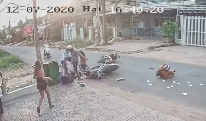 Hình ảnh từ camera ghi lại cảnh một thanh niên đánh dã man một nữ sinh sau vụ va chạm giao thông ở Bình Dương