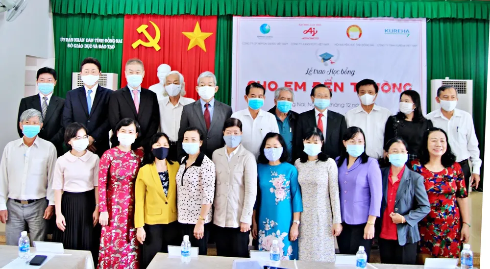 340 học sinh ở Đồng Nai nhận học bổng “Cho em đến trường” ảnh 1