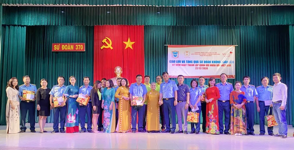 Quỹ Công tác xã hội Anh hùng LLVT nhân dân Phan Trọng Bình đến thăm, tặng quà Sư đoàn Không quân 370 ảnh 1