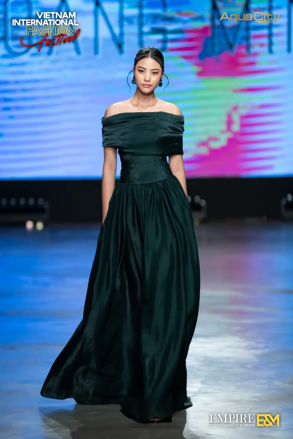 Đô thị đảo Phượng Hoàng - Nguồn cảm hứng của NTK Hoàng Minh Hà trong BST mới ảnh 2