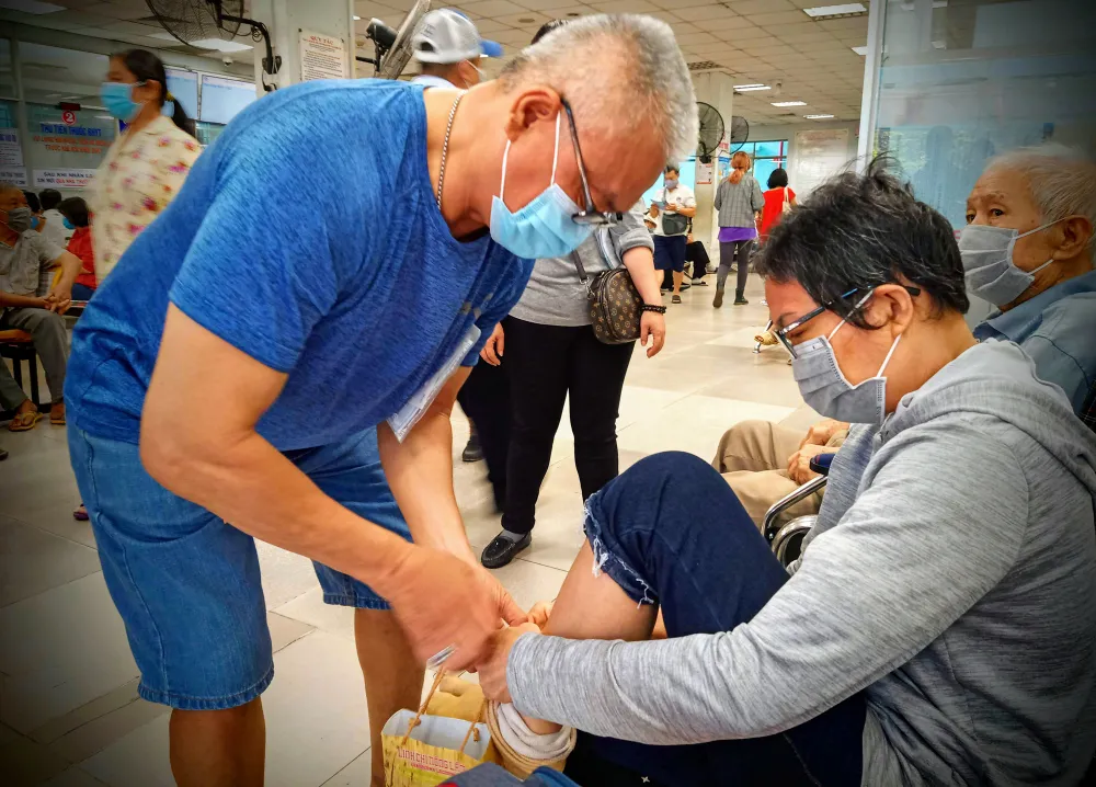 Chia sẻ nhau lúc tuổi già, khi bệnh tật - không gì tuyệt vời hơn “tình già” . Ảnh: CA DAO