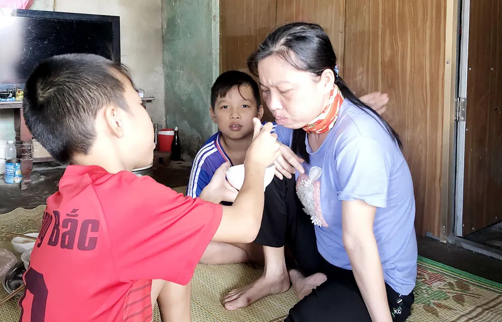 Mẹ bị ung thư, 2 con nguy cơ thất học ảnh 1