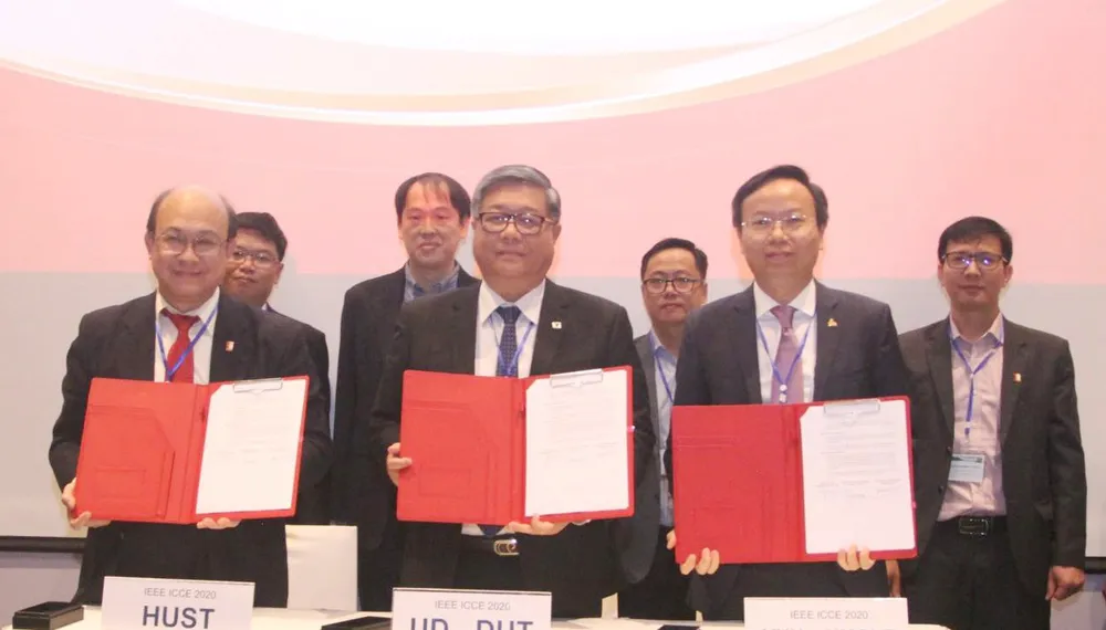    3 trường ĐH Bách khoa cũng ký kết về việc tổ chức Hội nghị Quốc tế về truyền thông và điện tử. Ảnh: hcmut