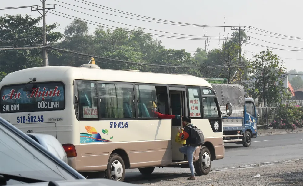 “Nhộn nhịp” xe dù, bến cóc ảnh 1