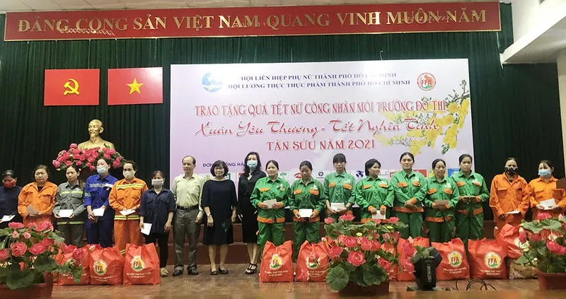 Trao quà tết cho 300 nữ công nhân vệ sinh môi trường ảnh 1