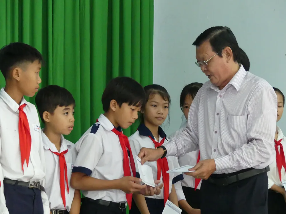 Báo SGGP tặng học bổng cho học sinh nghèo và hiếu học huyện Tân Biên ảnh 1