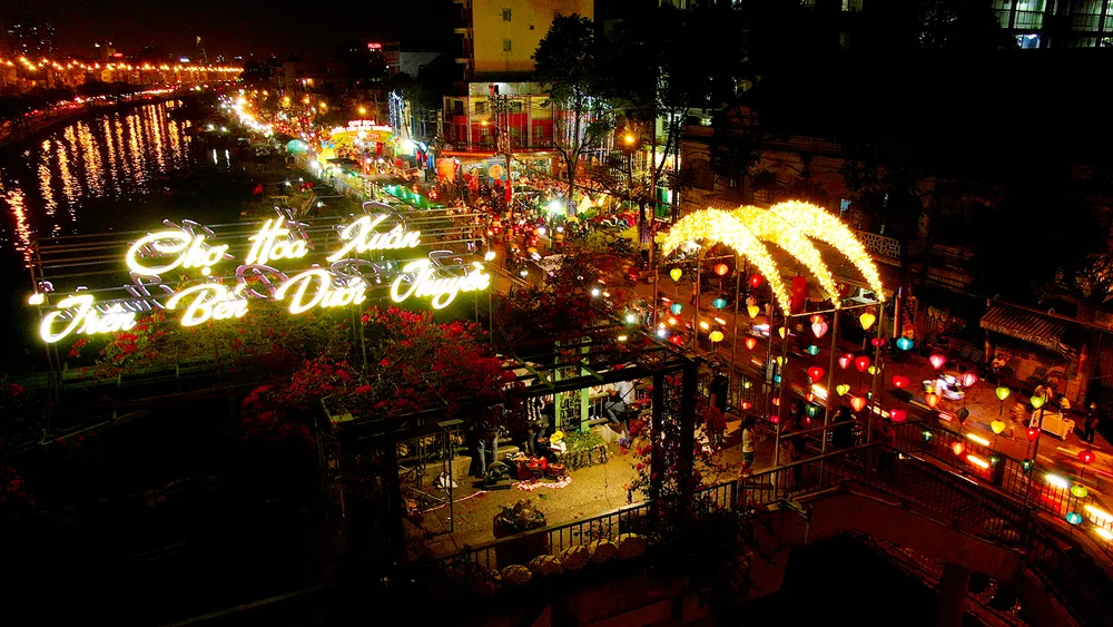 Trên bến dưới thuyền khoe sắc ảnh 7