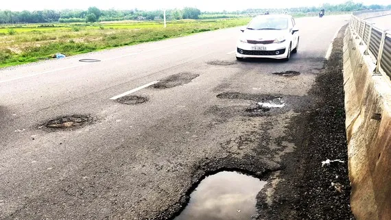 QL1A đoạn qua xã Cát Tân (huyện Phù Cát, Bình Định) vừa được khắc phục, nâng cấp lại bị hư hỏng nặng, ảnh chụp tháng 10-2020. Ảnh: NGỌC OAI