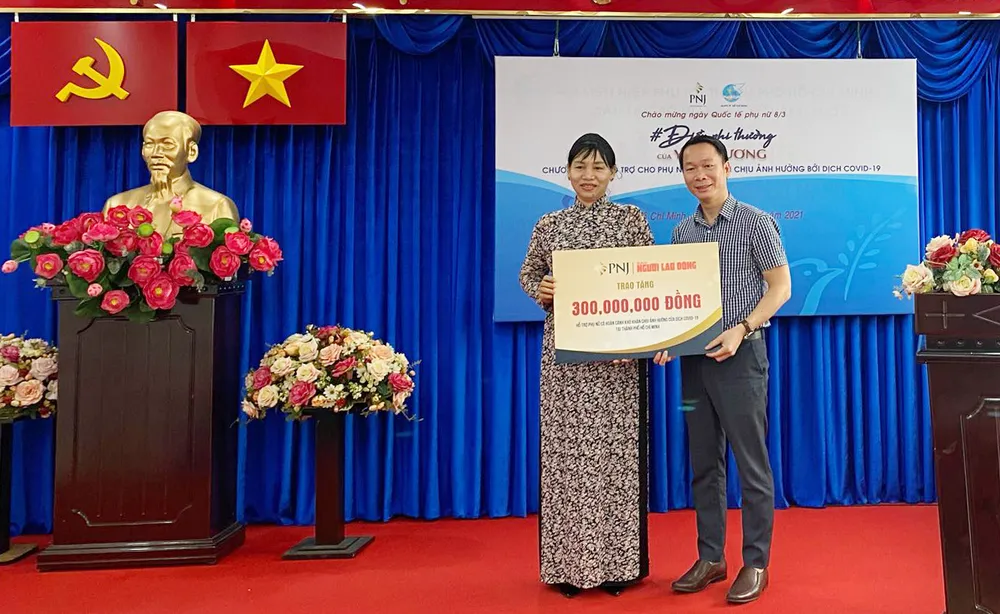 Trao 1 tỷ đồng hỗ trợ phụ nữ khó khăn do tác động của dịch bệnh Covid-19 ảnh 1