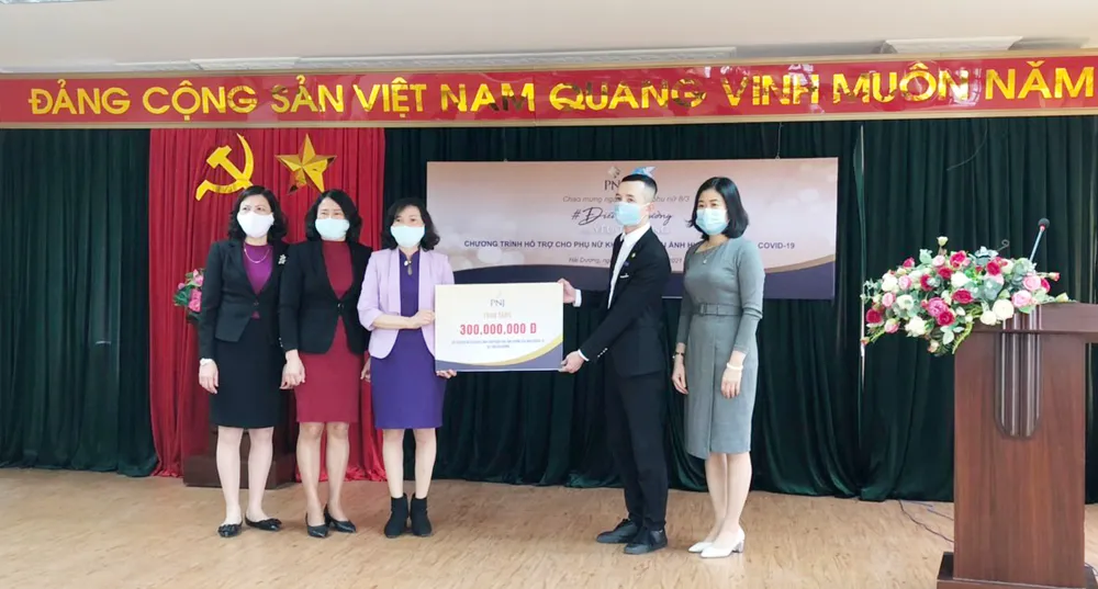 Trao 1 tỷ đồng hỗ trợ phụ nữ khó khăn do tác động của dịch bệnh Covid-19 ảnh 3