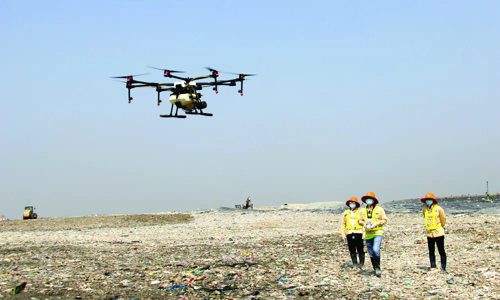 Thiết bị bay chở được 10 lít dung dịch, có thể bay được 15 phút. Người lái có thể cài đặt đường bay,  độ cao và thời gian cho thiết bị bay