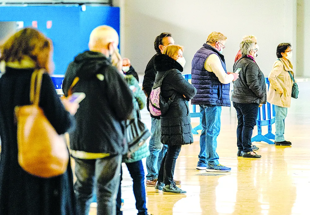 Vaccine Covid-19: Lợi ích cao hơn nguy cơ ảnh 1