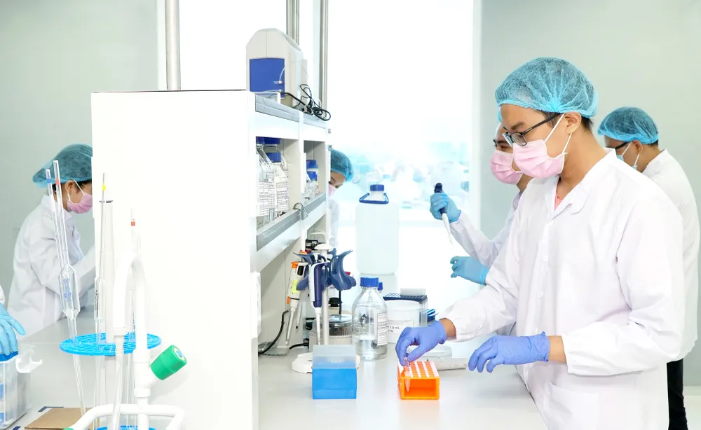 TPHCM - Hơn 400 ngày gồng mình chống dịch - Bài 2: Những “lá chắn thép” ảnh 1