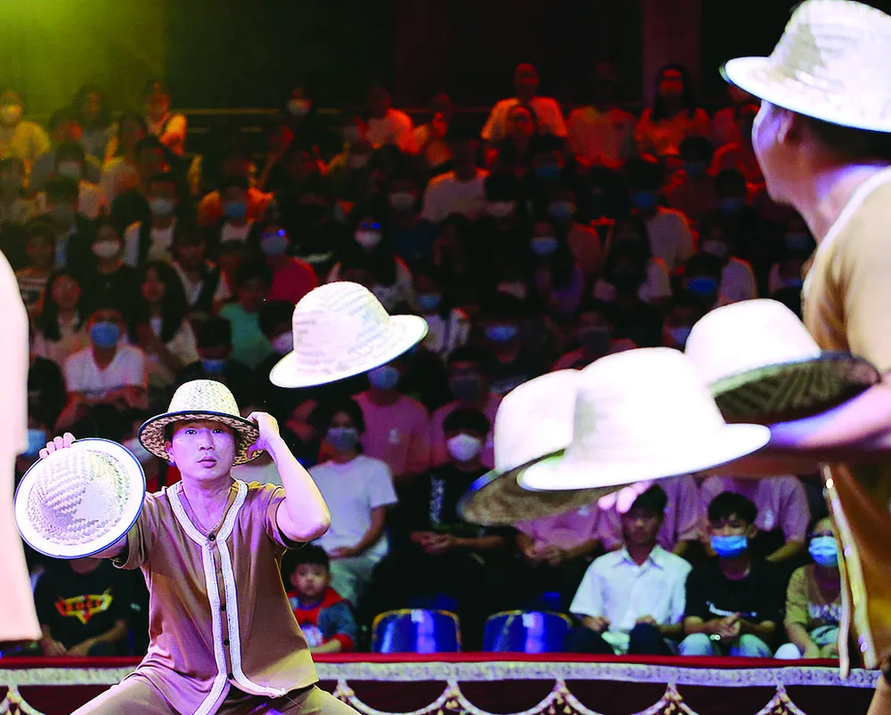 Thanh xuân với sàn tập xiếc ảnh 2