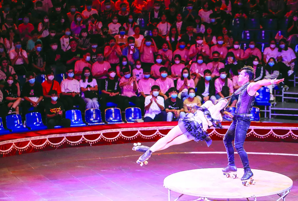 Thanh xuân với sàn tập xiếc ảnh 1