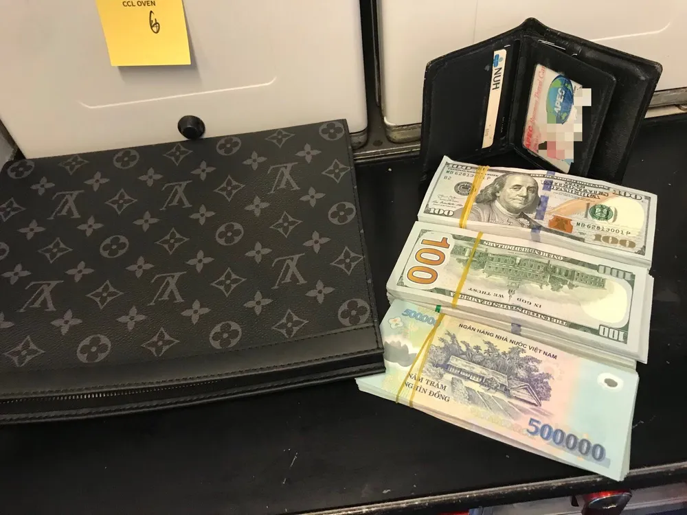 Hành khách bỏ quên tài sản hơn 1 tỷ đồng trên máy bay của Vietnam Airlines  ảnh 1