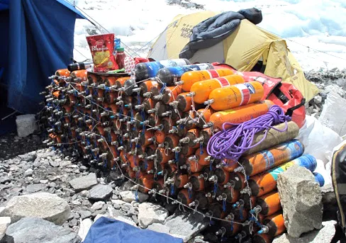 Nepal tái sử dụng bình oxy của các nhà leo núi ảnh 1