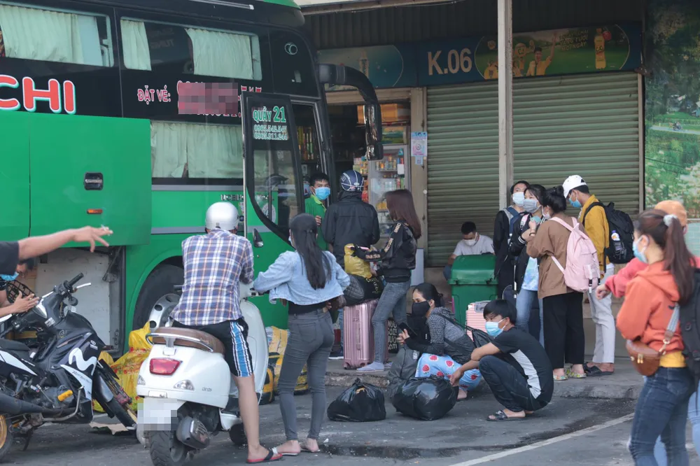 Bến xe đông nghẹt người về quê ảnh 2