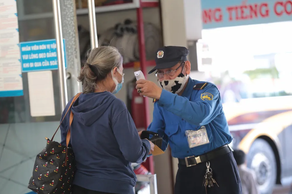 Bến xe đông nghẹt người về quê ảnh 1