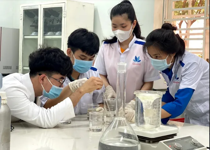 Sinh viên Trường ĐH Công nghệ Miền Đông sản xuất 4.000 chai nước sát khuẩn phục vụ công tác phòng chống Covid-19 tại Đồng Nai ảnh 4