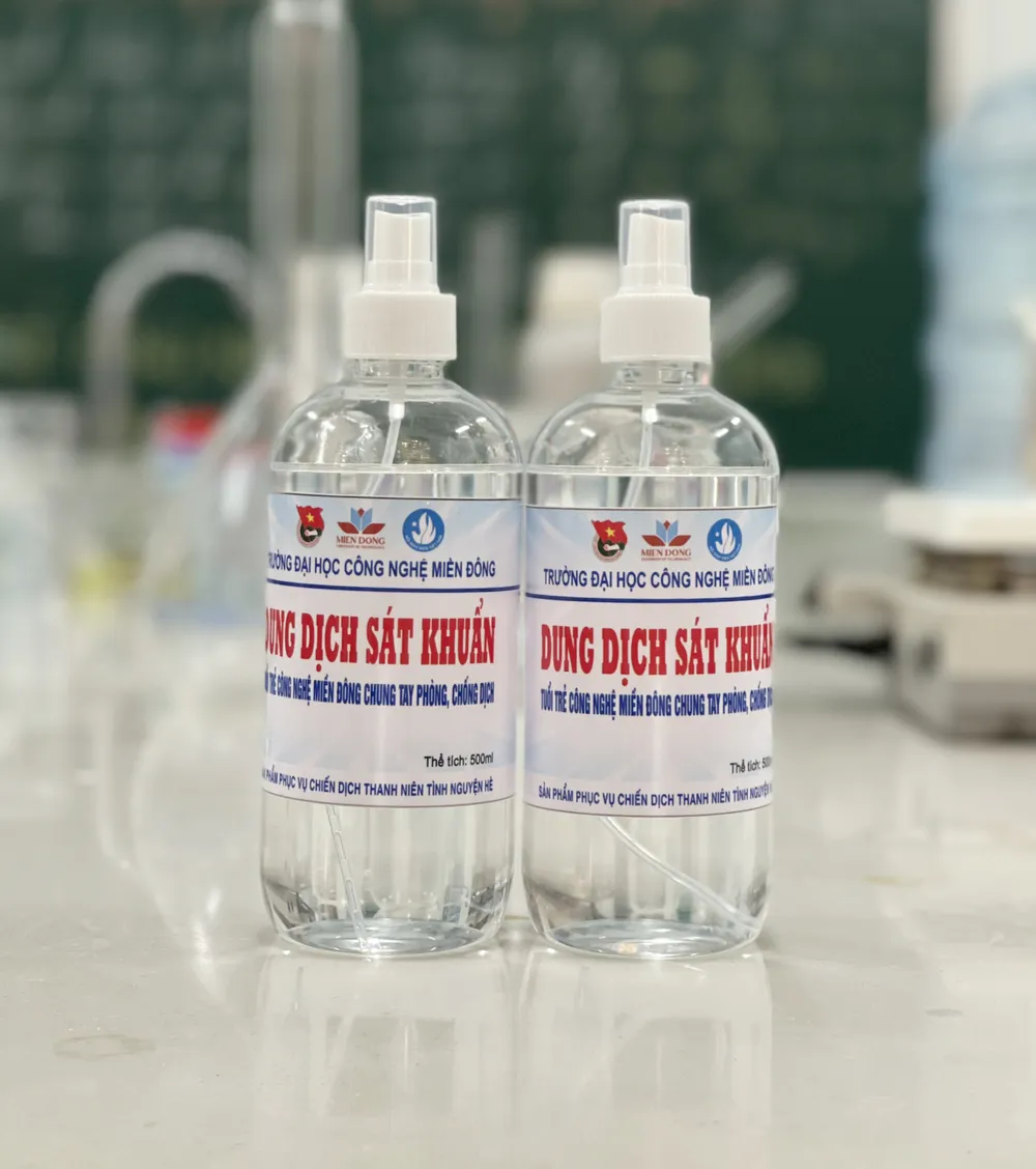 Sinh viên Trường ĐH Công nghệ Miền Đông sản xuất 4.000 chai nước sát khuẩn phục vụ công tác phòng chống Covid-19 tại Đồng Nai ảnh 1