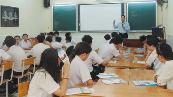 Học sinh lớp 9/6 Trường THCS Minh Đức tại buổi tư vấn hướng nghiệp có sự tham gia của phụ huynh. Ảnh: MINH QUÂN